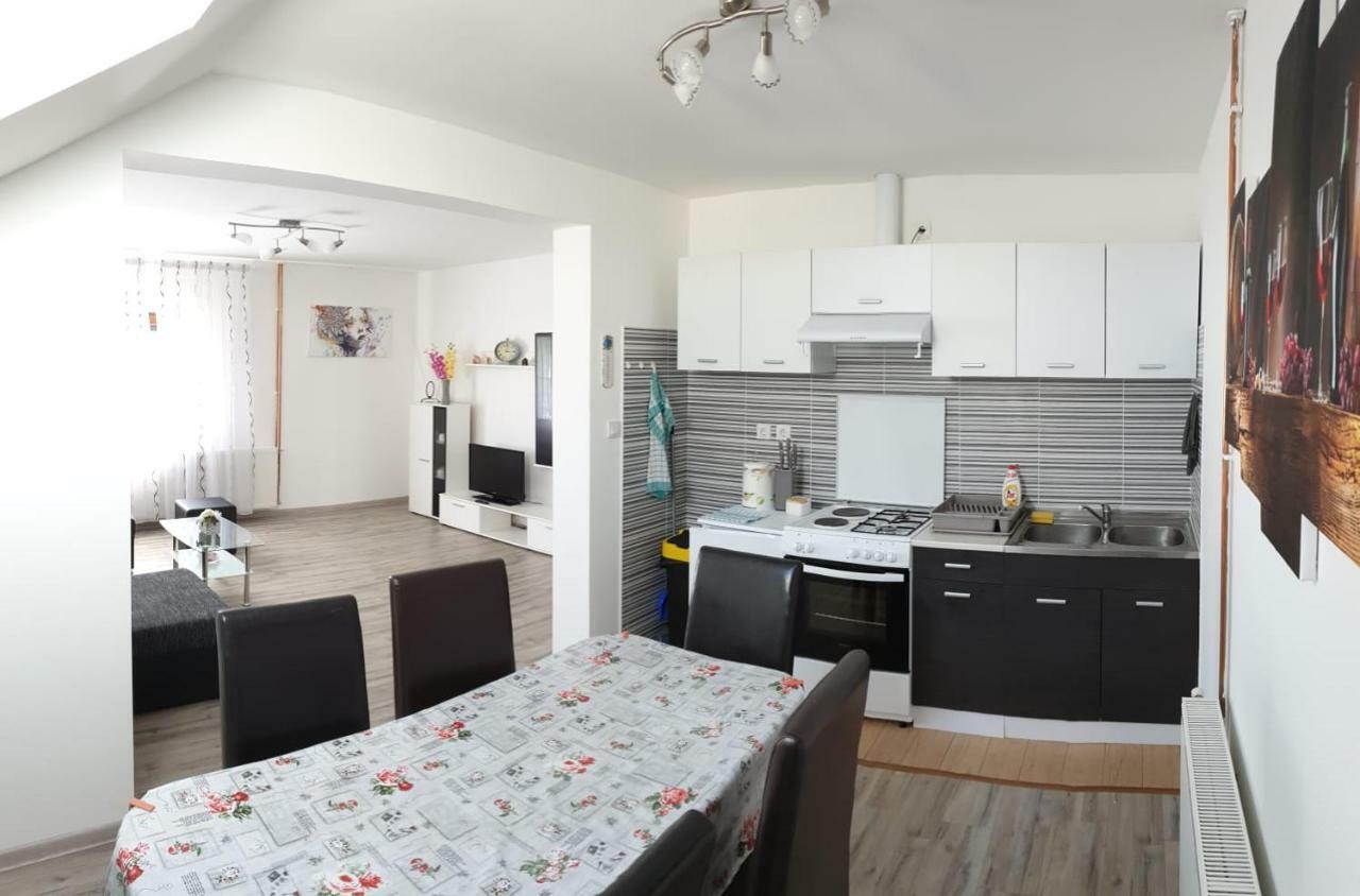 Apartman Majetic Оточац Экстерьер фото