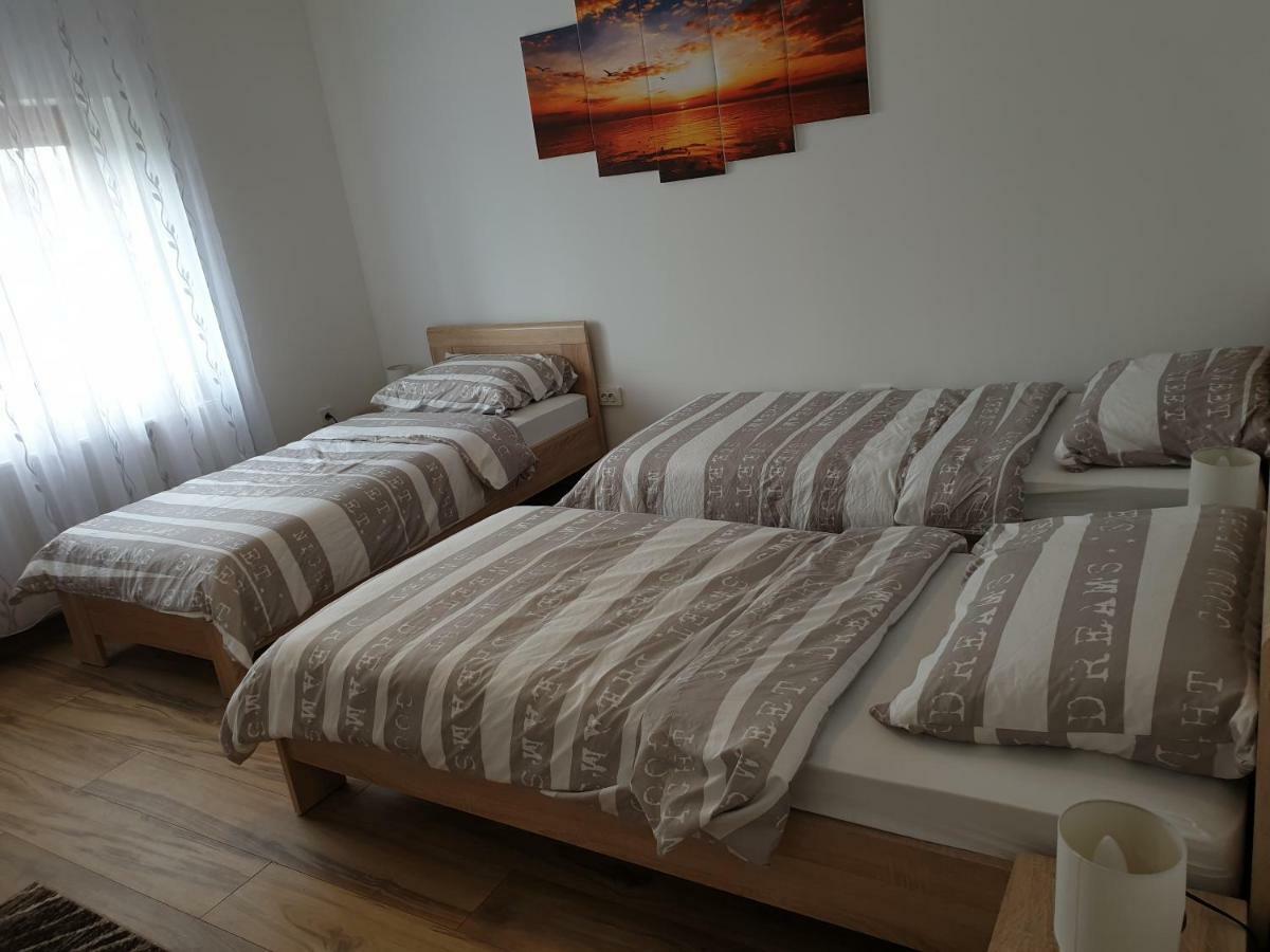 Apartman Majetic Оточац Экстерьер фото