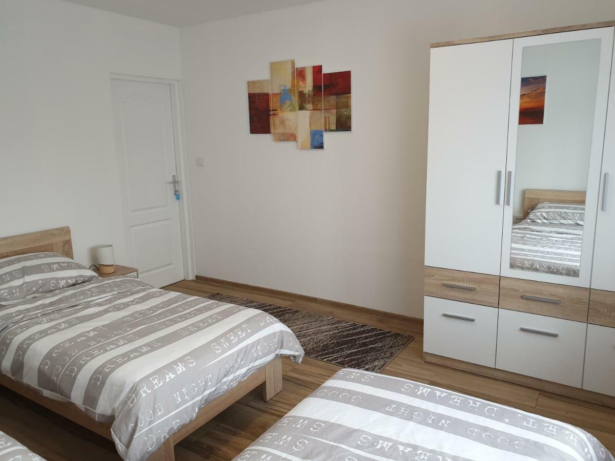 Apartman Majetic Оточац Экстерьер фото