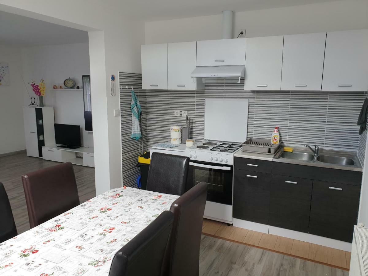 Apartman Majetic Оточац Экстерьер фото